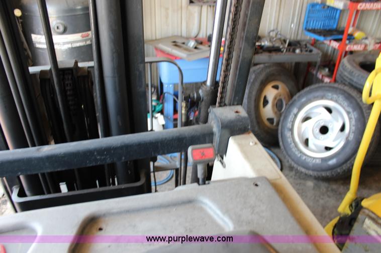 image for item J5822 Crown RC3000 forklift