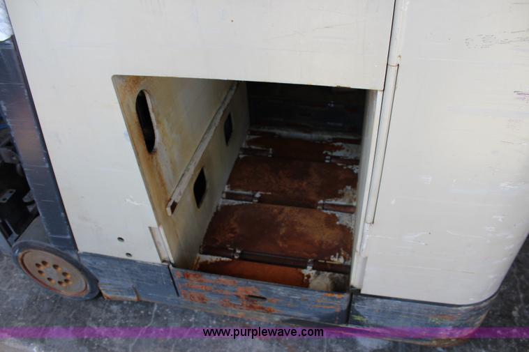 image for item J5822 Crown RC3000 forklift