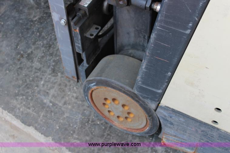 image for item J5822 Crown RC3000 forklift