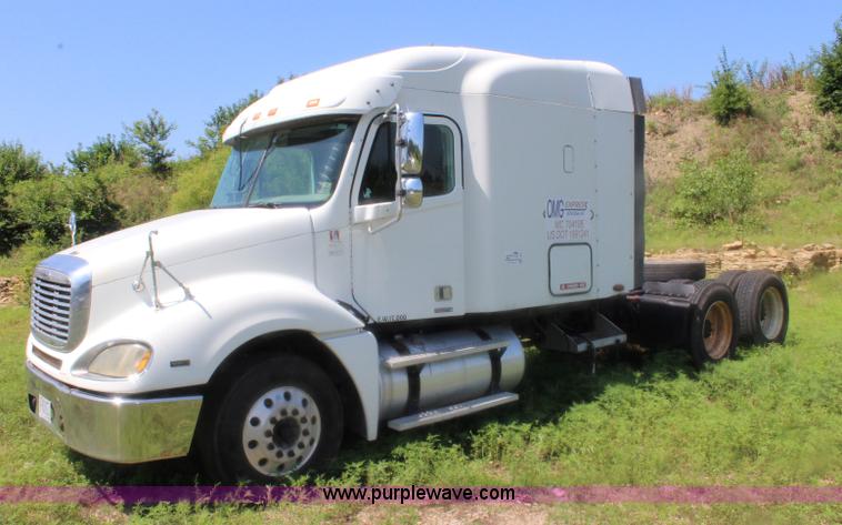 image for item J5824 2005 Freightliner Columbia truck cab and chassis