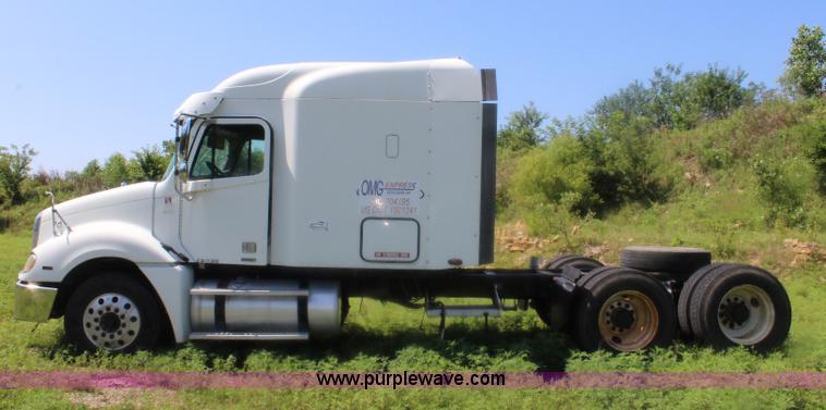 image for item J5824 2005 Freightliner Columbia truck cab and chassis