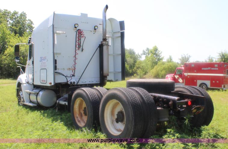 image for item J5824 2005 Freightliner Columbia truck cab and chassis