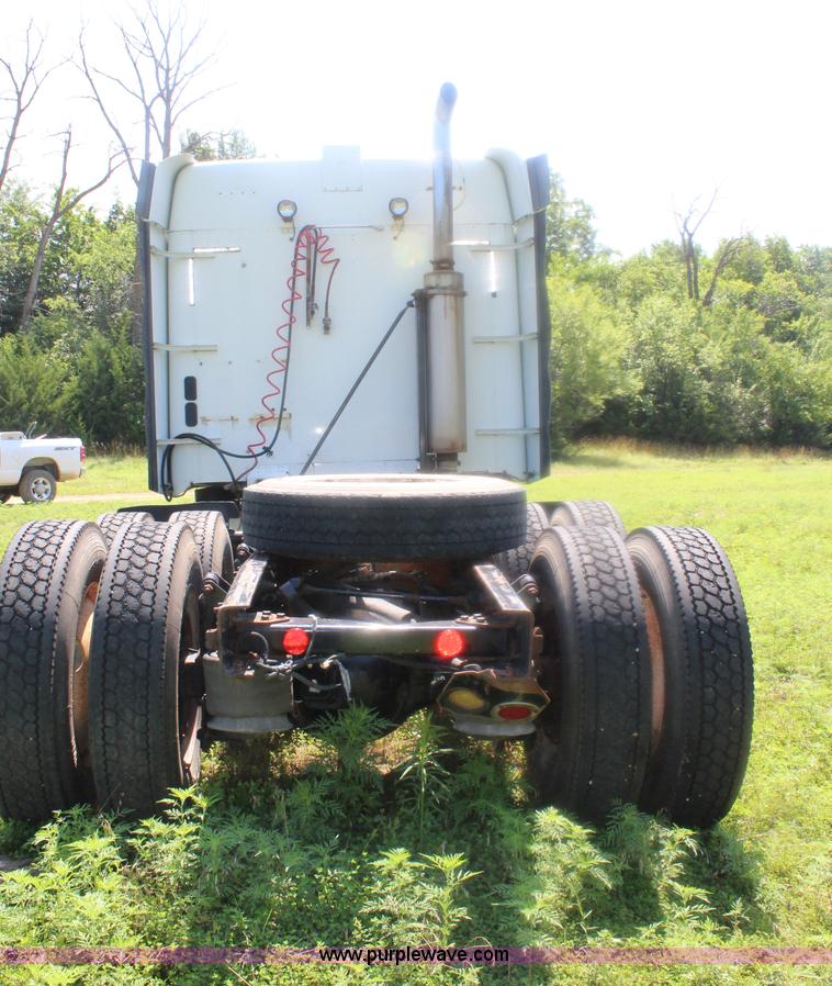 image for item J5824 2005 Freightliner Columbia truck cab and chassis