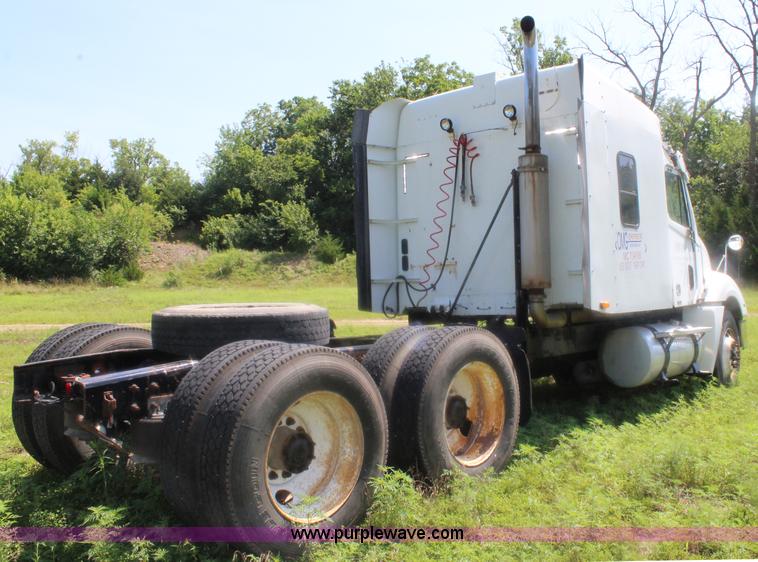 image for item J5824 2005 Freightliner Columbia truck cab and chassis