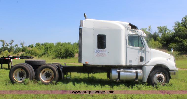 image for item J5824 2005 Freightliner Columbia truck cab and chassis