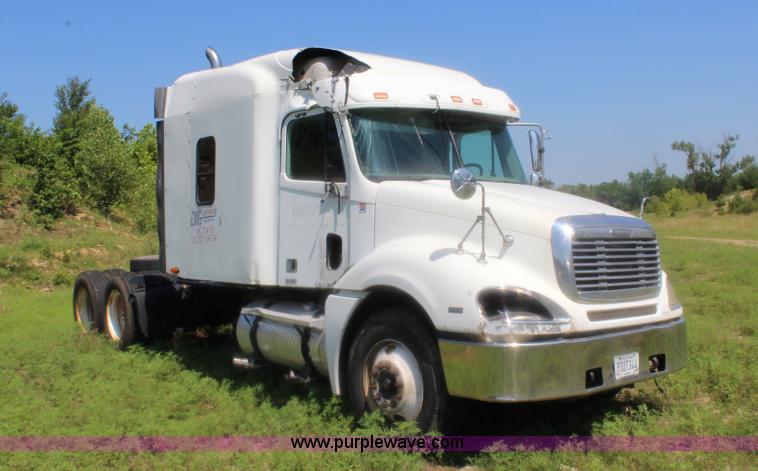 image for item J5824 2005 Freightliner Columbia truck cab and chassis