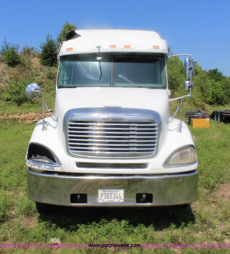 image for item J5824 2005 Freightliner Columbia truck cab and chassis