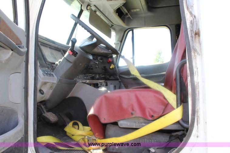 image for item J5824 2005 Freightliner Columbia truck cab and chassis