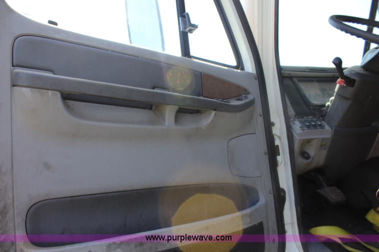 image for item J5824 2005 Freightliner Columbia truck cab and chassis