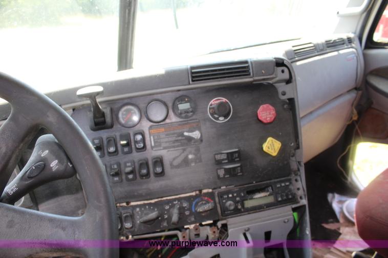 image for item J5824 2005 Freightliner Columbia truck cab and chassis