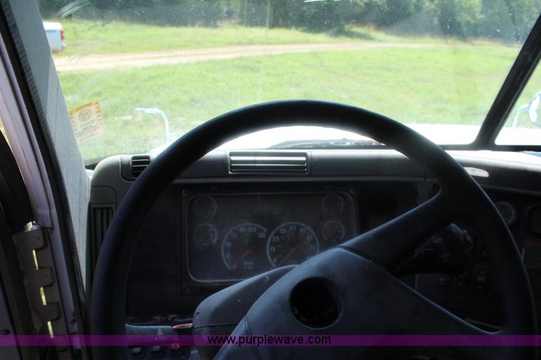 image for item J5824 2005 Freightliner Columbia truck cab and chassis