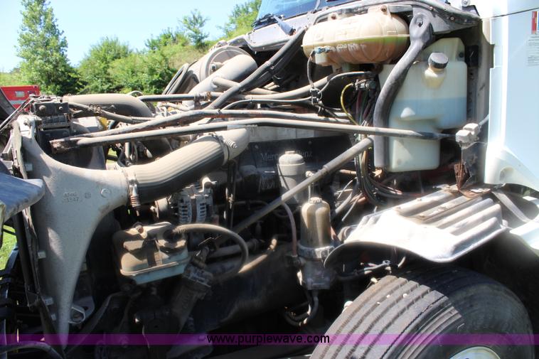 image for item J5824 2005 Freightliner Columbia truck cab and chassis