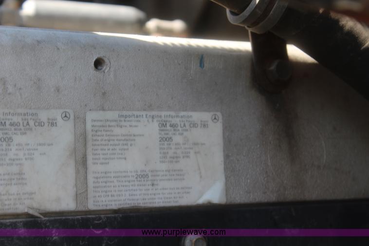 image for item J5824 2005 Freightliner Columbia truck cab and chassis