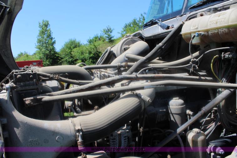 image for item J5824 2005 Freightliner Columbia truck cab and chassis