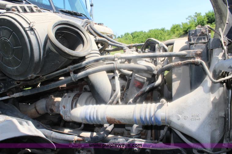 image for item J5824 2005 Freightliner Columbia truck cab and chassis