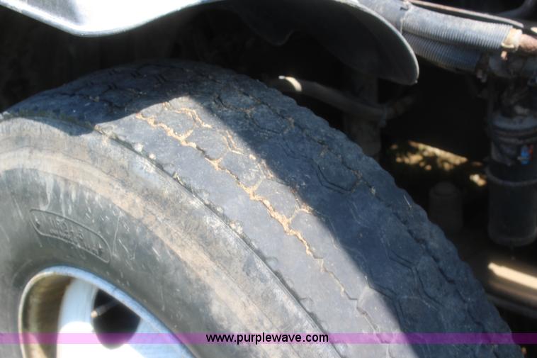 image for item J5824 2005 Freightliner Columbia truck cab and chassis