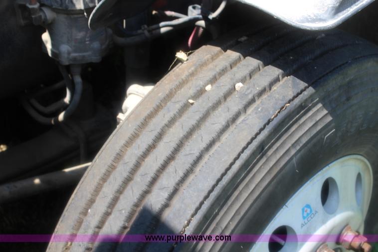 image for item J5824 2005 Freightliner Columbia truck cab and chassis