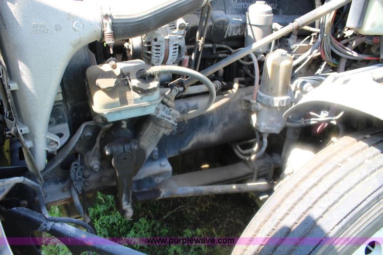 image for item J5824 2005 Freightliner Columbia truck cab and chassis