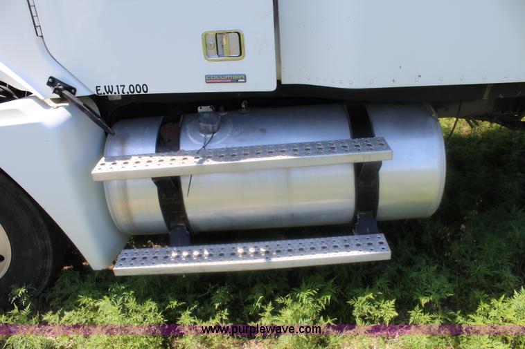 image for item J5824 2005 Freightliner Columbia truck cab and chassis