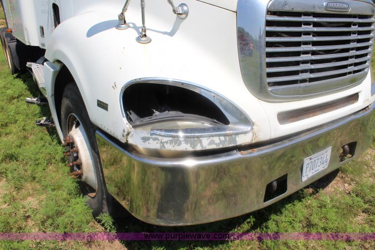 image for item J5824 2005 Freightliner Columbia truck cab and chassis