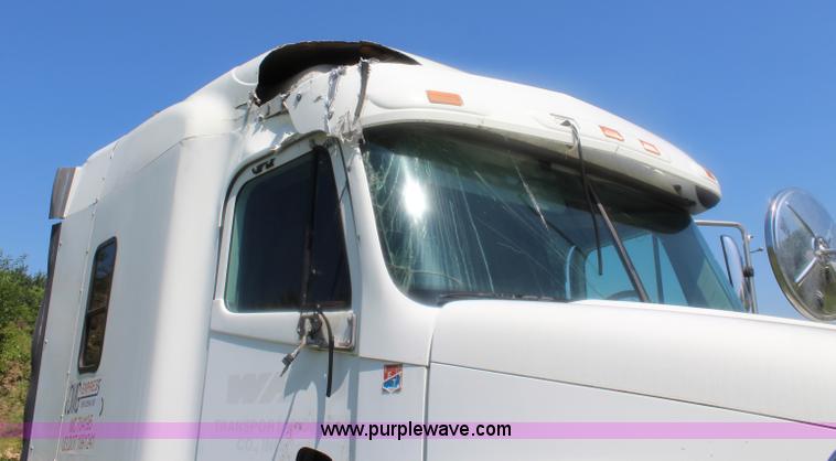 image for item J5824 2005 Freightliner Columbia truck cab and chassis
