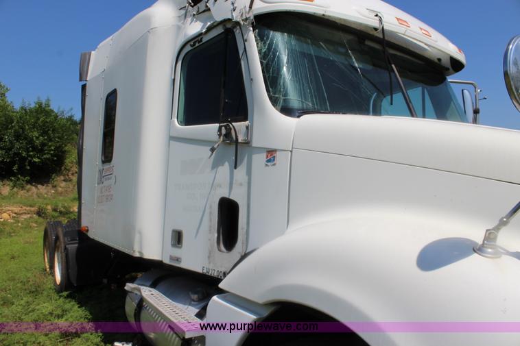 image for item J5824 2005 Freightliner Columbia truck cab and chassis