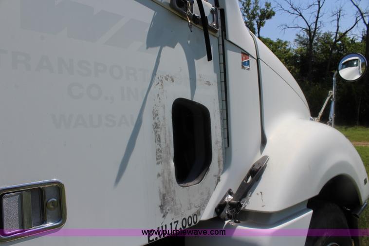 image for item J5824 2005 Freightliner Columbia truck cab and chassis