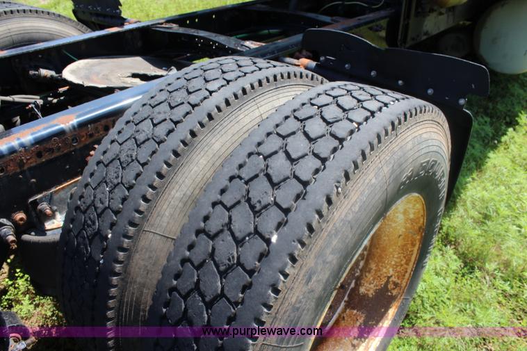 image for item J5824 2005 Freightliner Columbia truck cab and chassis