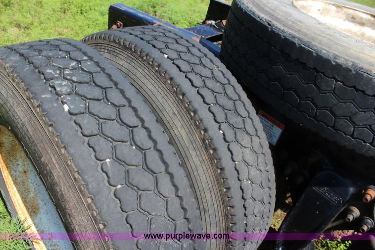 image for item J5824 2005 Freightliner Columbia truck cab and chassis