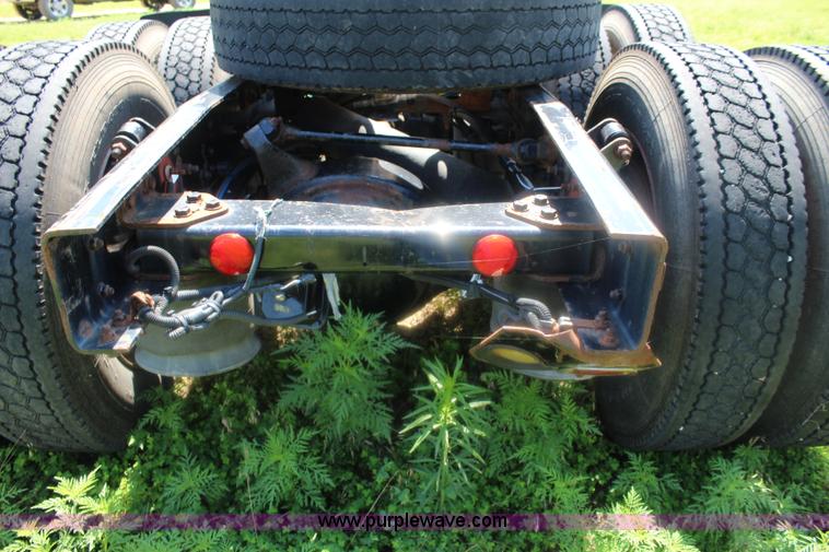 image for item J5824 2005 Freightliner Columbia truck cab and chassis