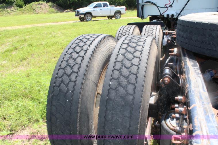 image for item J5824 2005 Freightliner Columbia truck cab and chassis