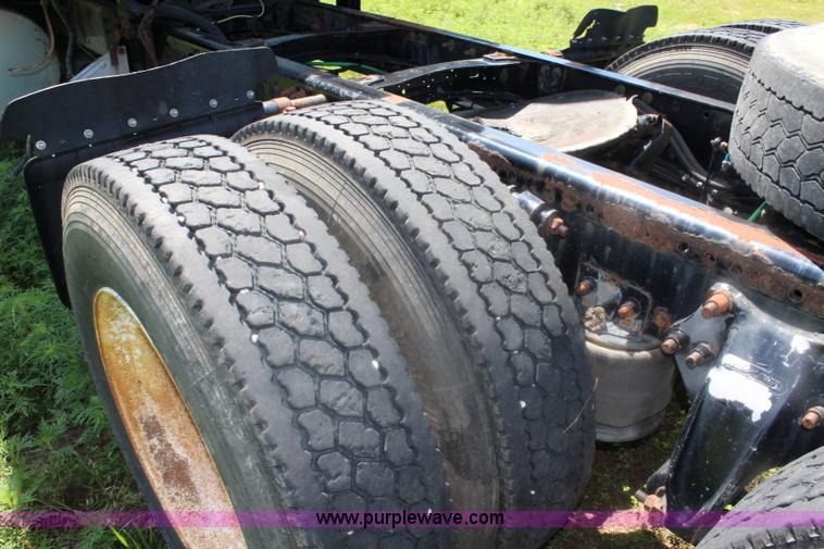 image for item J5824 2005 Freightliner Columbia truck cab and chassis