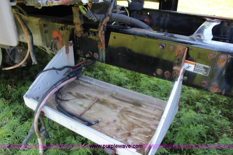 image for item J5824 2005 Freightliner Columbia truck cab and chassis