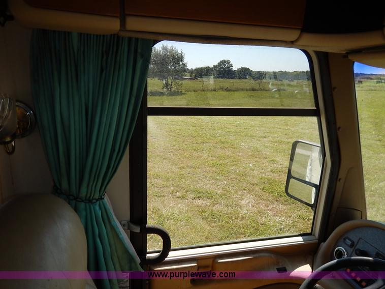 image for item J6474 1995 Fleetwood Pace Arrow RV