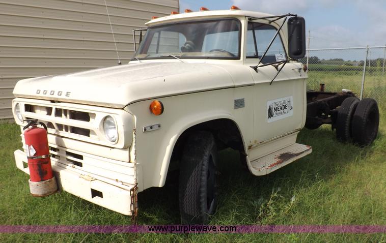 image for item J6862 1971 Dodge D40 truck cab and chassis