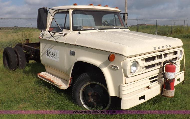 image for item J6862 1971 Dodge D40 truck cab and chassis