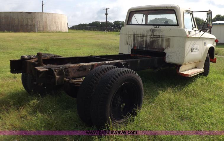 image for item J6862 1971 Dodge D40 truck cab and chassis