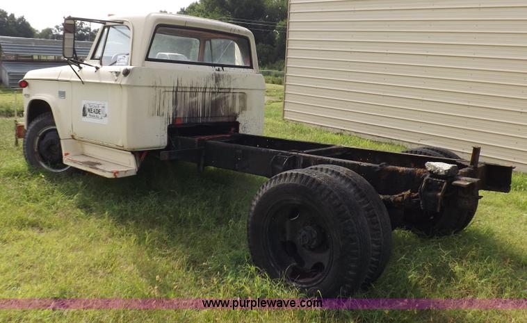 image for item J6862 1971 Dodge D40 truck cab and chassis