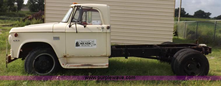 image for item J6862 1971 Dodge D40 truck cab and chassis