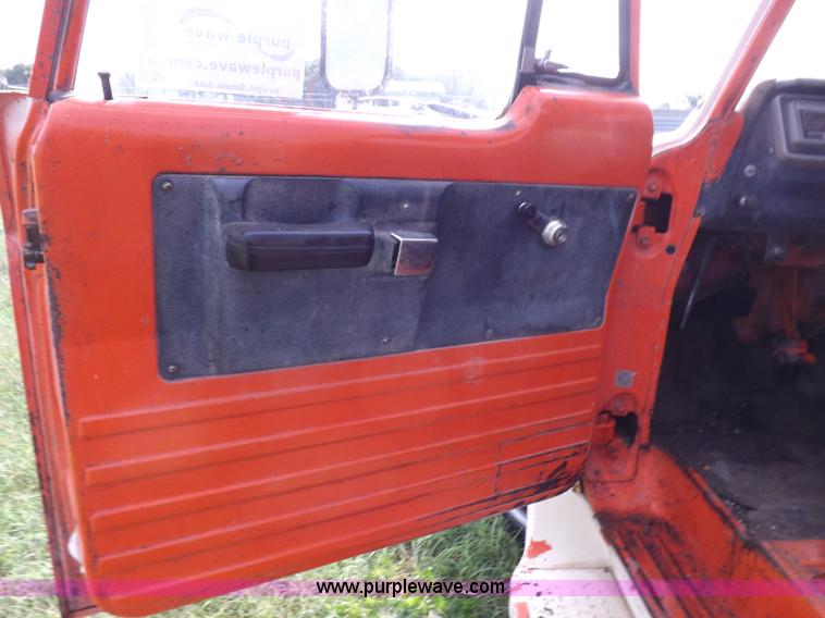 image for item J6862 1971 Dodge D40 truck cab and chassis