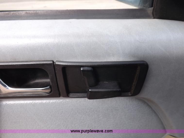 image for item J6883 1984 Mercedes Benz 190E