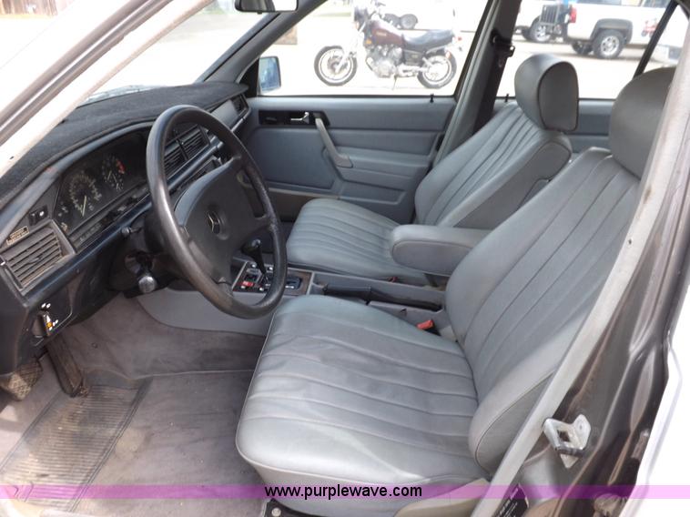 image for item J6883 1984 Mercedes Benz 190E