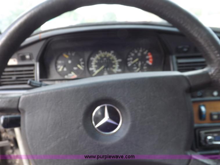 image for item J6883 1984 Mercedes Benz 190E