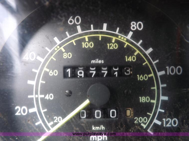 image for item J6883 1984 Mercedes Benz 190E