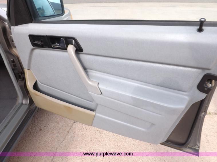 image for item J6883 1984 Mercedes Benz 190E