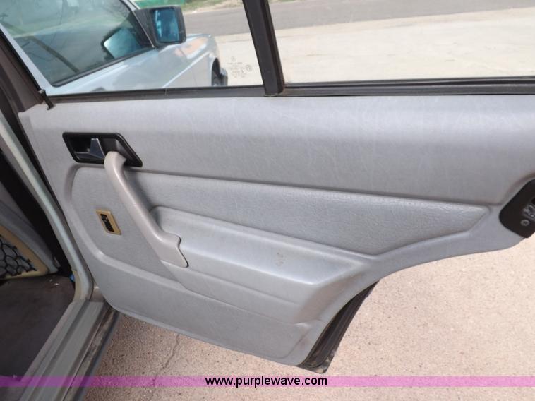 image for item J6883 1984 Mercedes Benz 190E