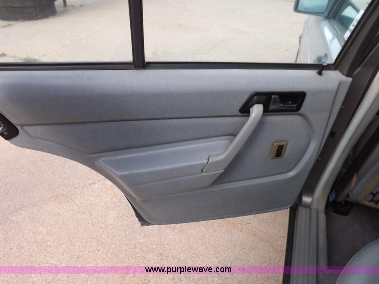 image for item J6883 1984 Mercedes Benz 190E