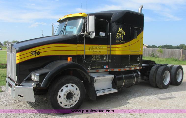 image for item J7829 1999 Kenworth T800B semi truck