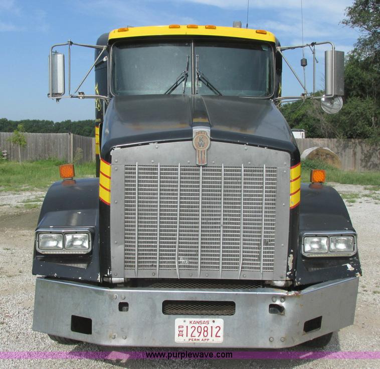 image for item J7829 1999 Kenworth T800B semi truck