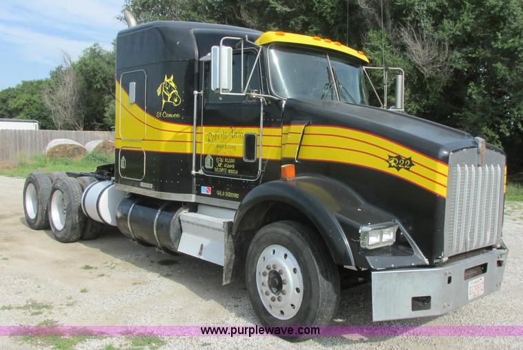 image for item J7829 1999 Kenworth T800B semi truck